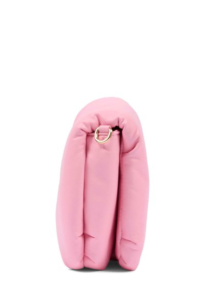 Borsa a tracolla rosa imbottita realizzata in materiale morbido. Presenta un design arrotondato e piegato e un anello in metallo dorato per il fissaggio.