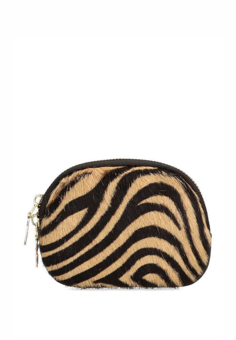 Bolso de mano con estampado de cebra, hecho de suave pelo sintético, con rayas negras y marrones, forma redondeada y cierre de cremallera dorada con detalle de borla.