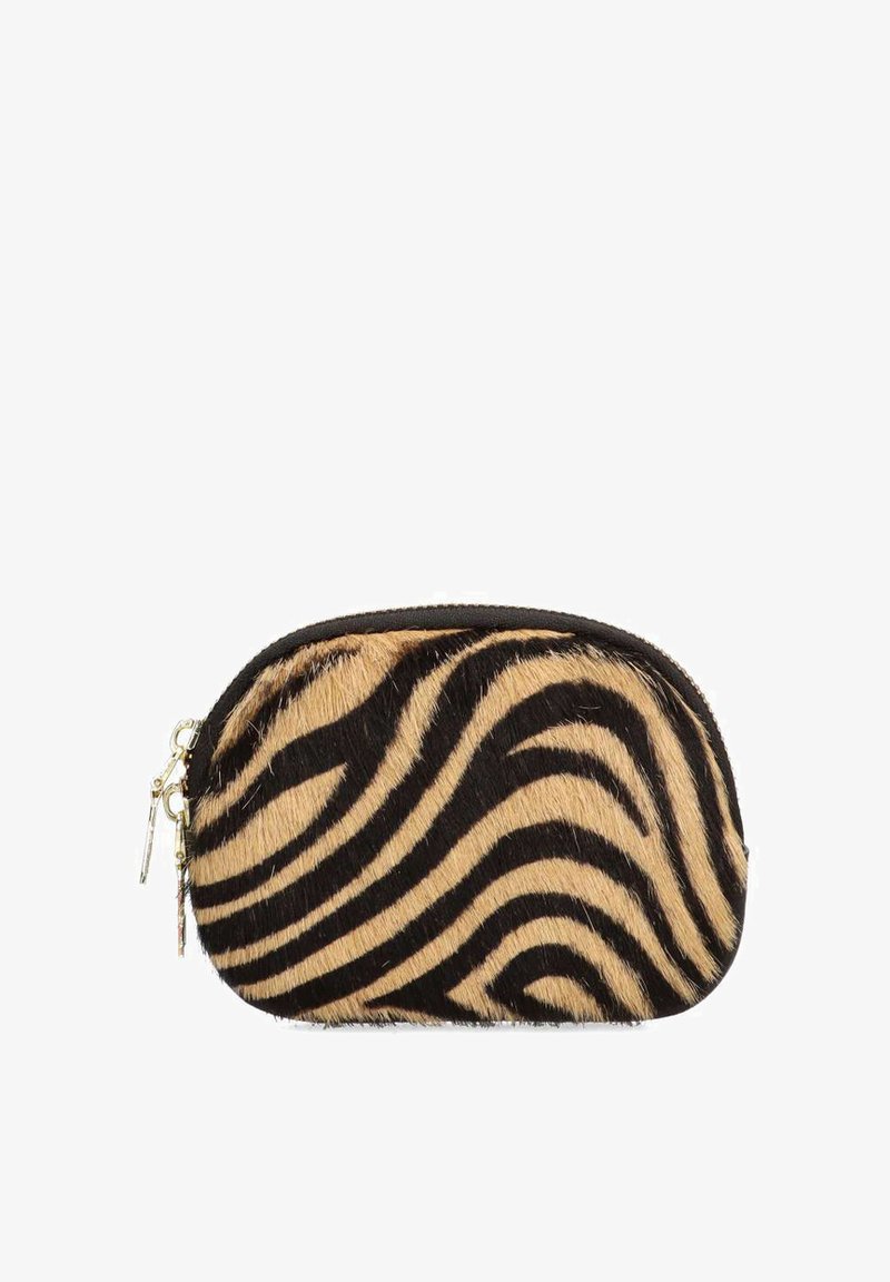 Bolso de mano con estampado de cebra, hecho de suave pelo sintético, con rayas negras y marrones, forma redondeada y cierre de cremallera dorada con detalle de borla.