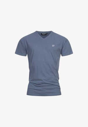 V-Ausschnitt T-Shirt aus weichem blauen Baumwollstoff, mit kurzen Ärmeln, figurbetontem Design und kleinem weißen Logo auf der Brust. Glatte Textur, minimalistische Stil.