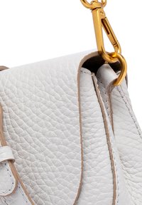 Borsa in pelle bianca con superficie texturizzata, caratterizzata da dettagli in marrone e cuciture bianche. Chiusura in metallo color oro attaccata alla tracolla.
