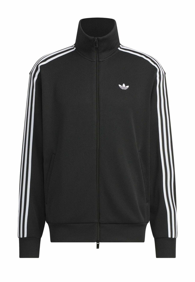 Zwarte Adidas trainingsjas met witte drie strepen op de mouwen, volledige ritssluiting aan de voorkant, opstaande kraag en Adidas trefoil-logo op de linkerbovenkant van de borst.