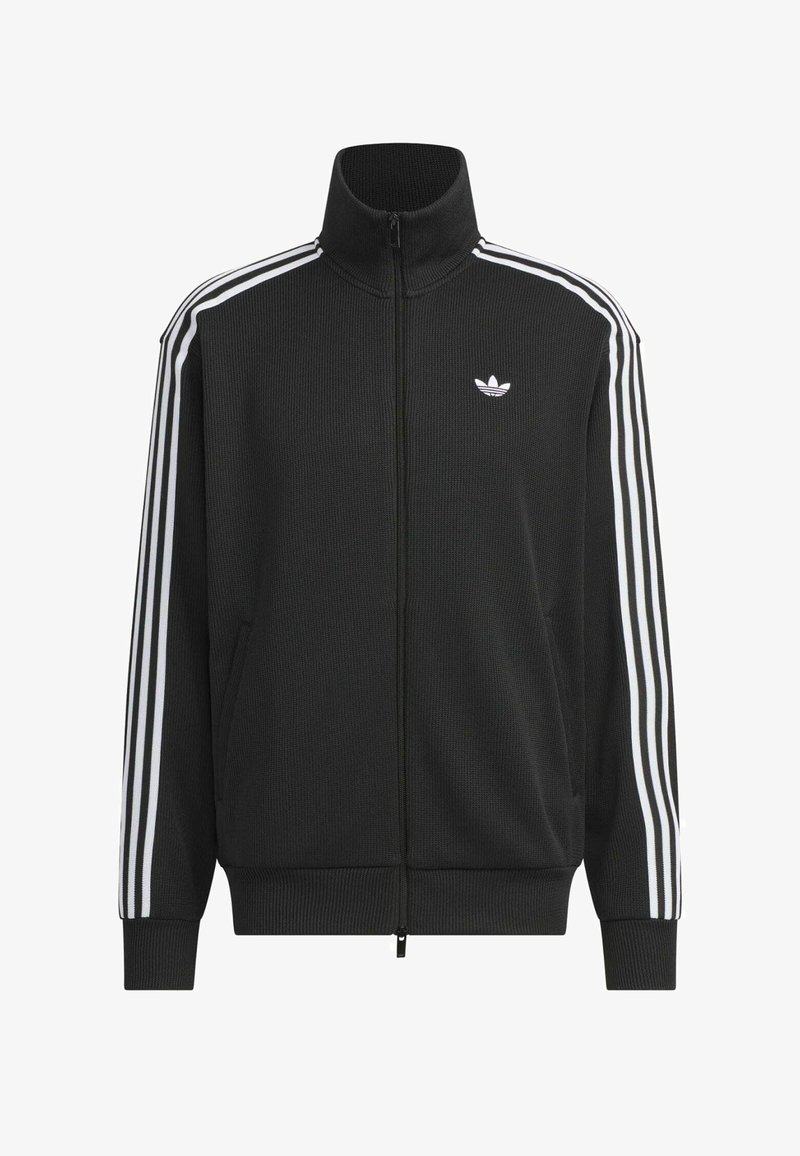 Zwarte Adidas trainingsjas met witte drie strepen op de mouwen, volledige ritssluiting aan de voorkant, opstaande kraag en Adidas trefoil-logo op de linkerbovenkant van de borst.