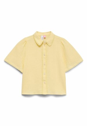 Rövid ujjú, fakó sárga blúz fodros gallérral és gombos elülső résszel, finom csipke díszítéssel az ujjakon és a gombsor mentén.