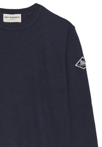 Maglione blu navy realizzato in morbido tessuto a maglia, con un colletto a coste e una toppa con logo ricamato a forma di triangolo sulla manica.