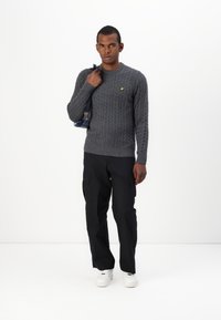 Lyle & Scott CABLE CREW NECK  - Stickad tröja - jet black marl