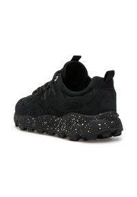 Sneaker nera con tomaia testurizzata, forma arrotondata e suola in gomma maculata. Include lacci coordinati e un tab sul retro per una facile calzata.