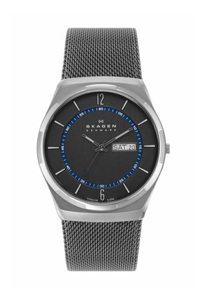 Reloj de hombre Skagen de titanio con esfera negra, anillo de minutos azul, correa de malla plateada y visualización de día y fecha que muestra SÁB 20.
