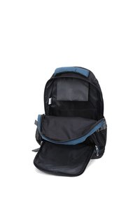 Sac à dos noir avec des accents bleus, comportant plusieurs compartiments, fermetures éclair et un panneau arrière rembourré. L'intérieur est texturé dans son ensemble.