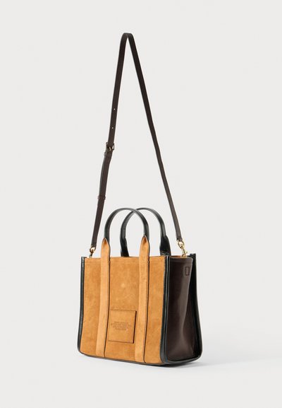 Barna bőr és világosbarna velúr kézitáska, dupla felső fogantyúval, levehető pánttal és téglalap alakú logópárnával az elülső részen. Téglalap alakú.