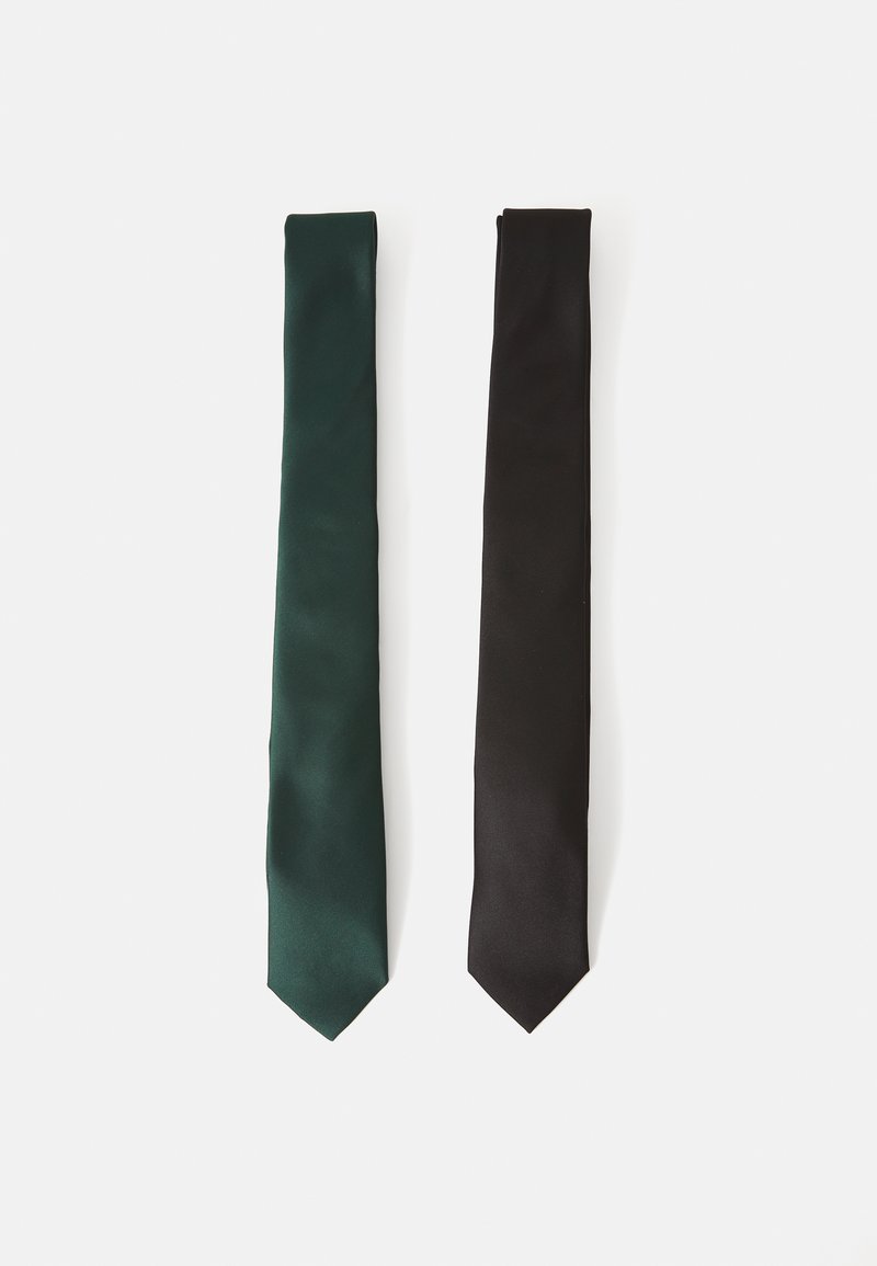 Deux cravates fines : une en satin vert foncé et l'autre en satin noir, toutes deux avec une pointe et une texture lisse.