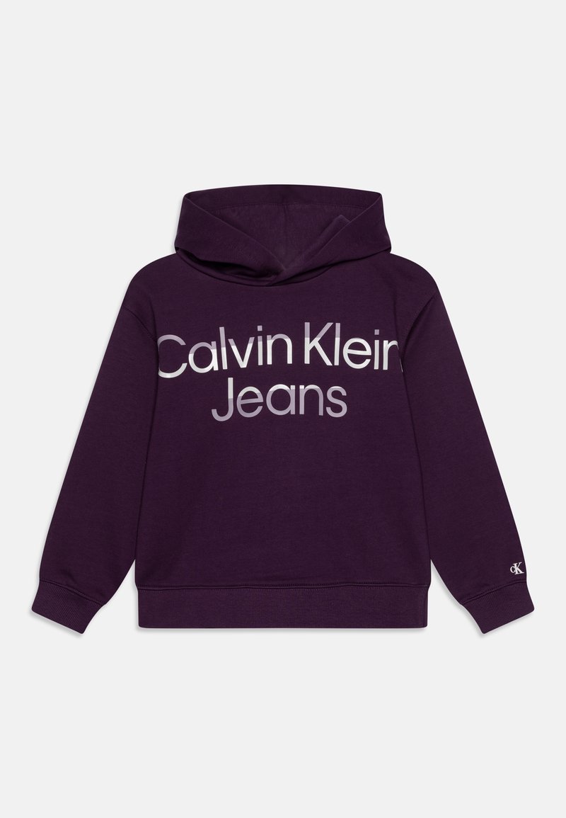 Felpa con cappuccio viola realizzata in tessuto morbido, con un grande logo frontale che recita "Calvin Klein Jeans" in bianco e grigio a contrasto.