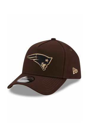 Braune verstellbare Baseballkappe mit beige-schwarzem Logo der New England Patriots, auf das vordere Panel gestickt.
