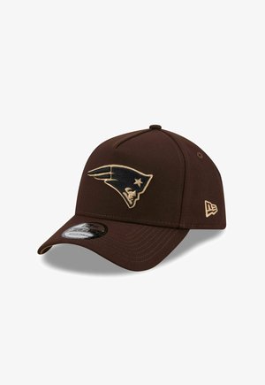 Braune verstellbare Baseballkappe mit beige-schwarzem Logo der New England Patriots, auf das vordere Panel gestickt.
