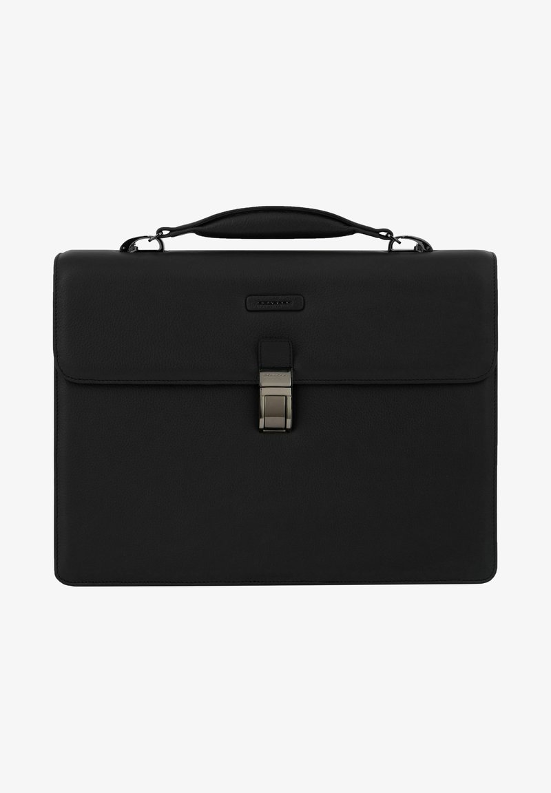 Schwarze Lederaktentasche mit Klappenverschluss, ausgestattet mit einem Metallverschluss und einem oberen Griff. Glatte Textur und minimalistisches Design.