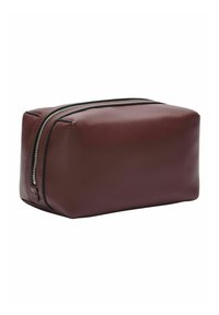 Prostokątna kosmetyczka z bordowej skóry o gładkiej fakturze, z srebrnym zamkiem błyskawicznym i minimalistycznym designem. Brak widocznych metalowych elementów.