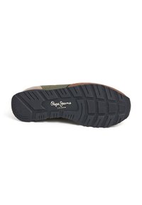 Semelle extérieure de chaussure en caoutchouc noir, présentant des motifs de bande de roulement profonds. Accentuée par des segments en daim marron et vert olive. Le logo indique "Pepe Jeans."