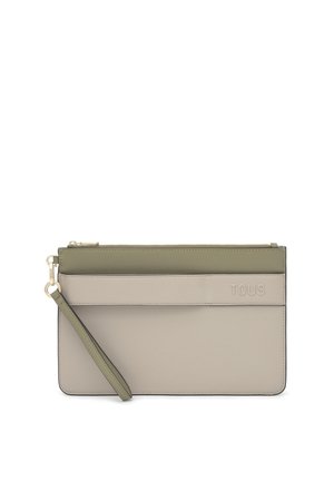 Bolso de mano rectangular bicolor en cuero beige y oliva, con cierre de cremallera y logo TOUS en relieve en la banda frontal.