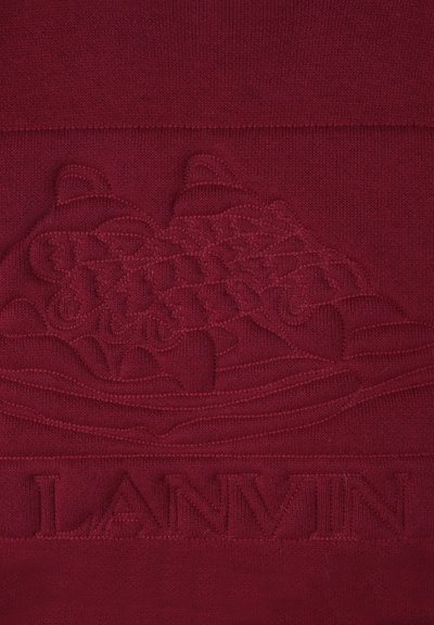 Tissu bordeaux en relief avec un motif floral abstrait complexe et le texte en relief "LANVIN" en dessous du design.
