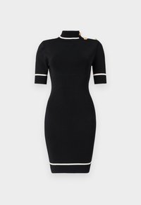 Μαύρο εφαρμοστό φόρεμα μέχρι τα γόνατα με κοντά μανίκια, λευκή επένδυση στο γιακά, τα μανίκια και το τελείωμα, και χρυσά κουμπιά στον αριστερό ώμο.