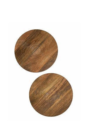 Zwei runde Holzplatten mit konzentrischen kreisförmigen Mustern und natürlicher Holzmaserung vor weißem Hintergrund.