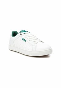 Sneakers bianchi con una texture liscia, dettagli verdi sulla linguetta e sul colletto, e perforazioni sui lati. Design con lacci.