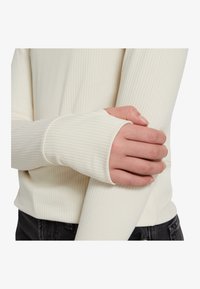 Thumbnail Image 4