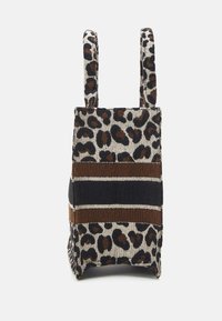 Torba tote w cętkę w panterę z dwoma uchwytami, wykonana z tkanej tkaniny w beżowym i ciemnobrązowym kolorze, z poziomymi paskami w kolorze brązowym i granatowym.