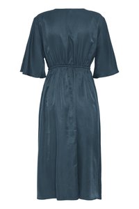 Robe midi en satin vert sarcelle foncé avec taille cintrée et larges manches aux coudes, vue de dos sur fond blanc.