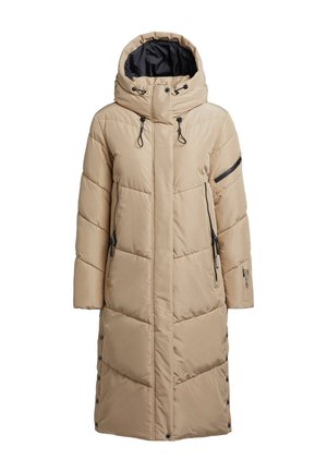 Abrigo puffer largo beige con capucha, bolsillos laterales con cremallera y lados con botones a presión. Presenta textura acolchada y forro interior en contraste.