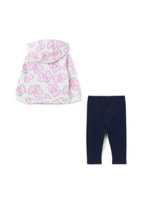Sudadera con capucha con patrones de corazones rosas sobre un fondo blanco y leggings azul marino. Ambos artículos están hechos de tela suave, ideales para la comodidad.