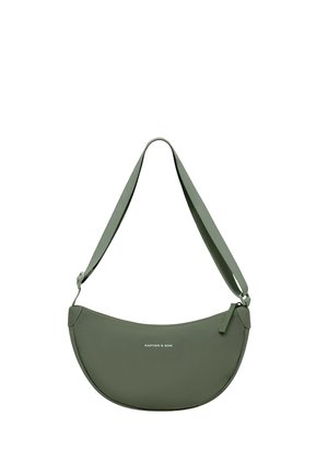 Olijfgroene crossbodytas in halvemaanvorm met verstelbare band en ritssluiting, met het merk "Kapten & Son" in het midden aan de voorkant.