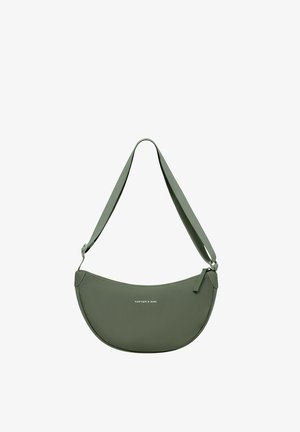Olijfgroene crossbodytas in halvemaanvorm met verstelbare band en ritssluiting, met het merk "Kapten & Son" in het midden aan de voorkant.