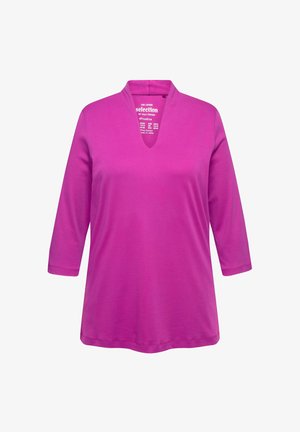 Lyserød, blød bomulds langærmet top med V-udskæring og trekvartærmer. Har en afslappet pasform og minimalistisk design.