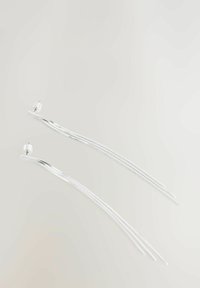 Sølv lange dråbeøreringe med en cylindrisk studs og to tynde, forlængede kæder med en glat, reflekterende overflade.