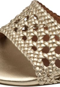 Sandal con fibbia d'oro intrecciato, caratterizzata da una parte superiore intrecciata testurizzata, una finitura metallica liscia e una soletta in pelle marrone.