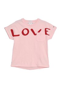 Camiseta de algodón rosa con mangas cortas, que presenta la palabra "AMOR" en letras rojas en negrita y un pequeño bolsillo en el lado izquierdo.