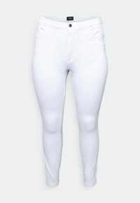 Jean blanc ajusté en tissu extensible, avec une fermeture éclair, un bouton simple, et cinq poches pour le rangement.