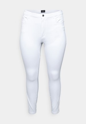 Weiße, figurbetonte Jeans aus stretchigem Material, ausgestattet mit einem Reißverschluss, einem einzelnen Knopfverschluss und fünf Taschen zur Aufbewahrung.