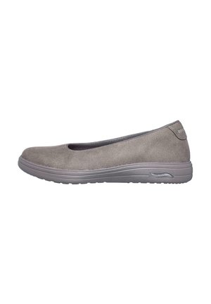 Bailarinas de ante gris con punta redondeada y suela de goma baja y flexible. Presentan una textura suave y un diseño minimalista.