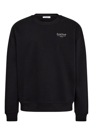 Sort crewneck-trøje med hvid tekst "Social Souls" og mindre tekst på øverste venstre bryst, ribstrikkede manchetter og kant.