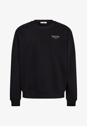 Sort crewneck-trøje med hvid tekst "Social Souls" og mindre tekst på øverste venstre bryst, ribstrikkede manchetter og kant.
