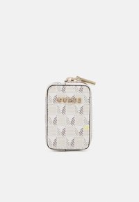 Petit portefeuille rectangulaire avec motif à carreaux beige et gris, fermeture éclair dorée et logo "GUESS" doré sur le devant.