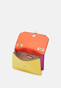 Bolso rectangular con exterior de cuero amarillo, interior naranja y herrajes dorados. Presenta un bolsillo con cremallera y acentos en colores contrastantes.