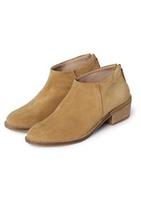 Botas de tobillo de ante en tono marrón con un tacón bajo apilado, punta redonda y un forro interior suave. Presenta un cierre lateral con cremallera.