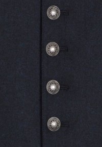 Navy-Stoff mit fünf dekorativen Silberknöpfen, die komplizierte Blumemuster und klare Mittelstücke aufweisen, zentral auf dem Kleidungsstück angeordnet.