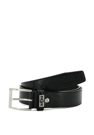 Cintura in pelle nera con finitura testurizzata, fibbia rettangolare in tonalità argento e accentatura di hardware a marchio vicino alla fibbia.