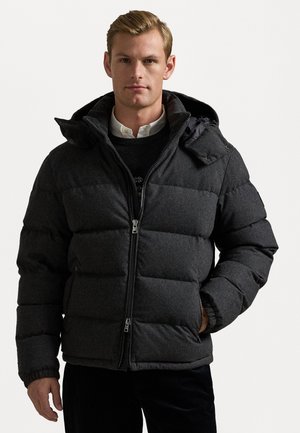Puffjacke aus dunkelgrauem Stoff mit einem Reißverschluss an der Vorderseite, Kapuze und genähten Paneelen. Die Bündchen und der Saum sind elastisch für zusätzliche Wärme.