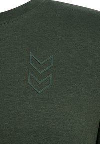 Olijfgroene T-shirt met een ronde hals, gemaakt van textuurstof, met een rubberen grafische print van drie chevrons op de borst.
