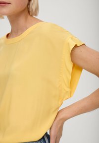 QS DOTÉ D’UNE FENTE DANS LE DOS - Bluse - zitrone